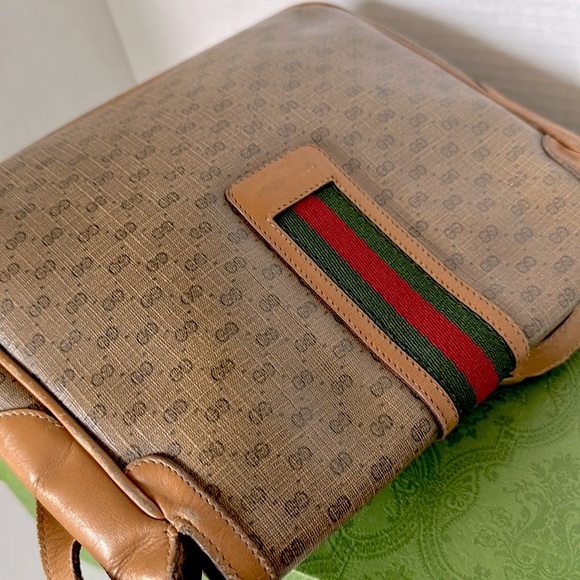 Authentic Gucci Leather Crossbody/Shoulder Bag. - Picture 6 of 14